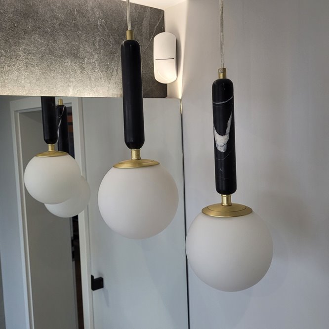 Czarne lampy szklane kule przy lustrze w łazience - Torrano Globen Lighting